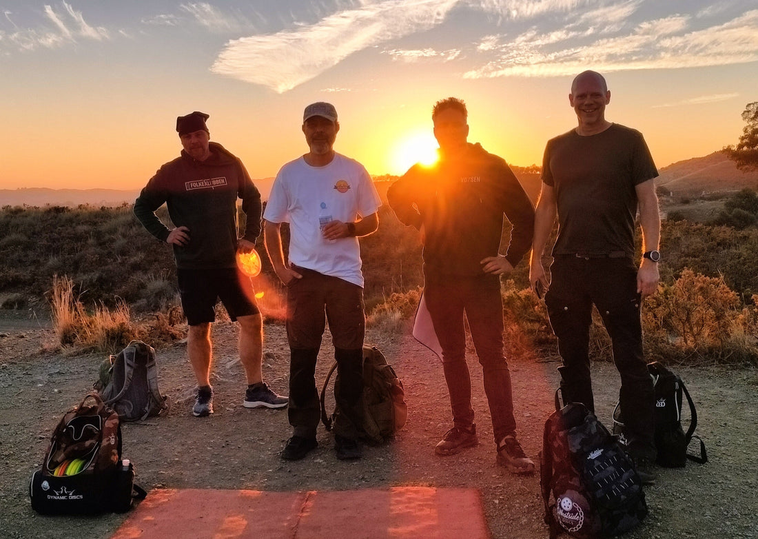 Fire discgolfspillere i solnedgangen på banen i Mijas