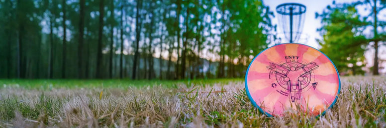 axiom disc golf disc foran en kurv