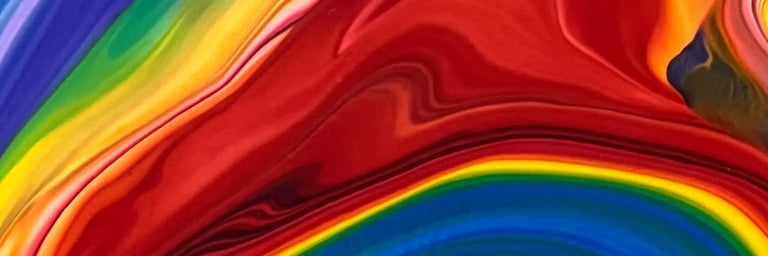 Et abstract billede af nogle røde, gule, blå farver