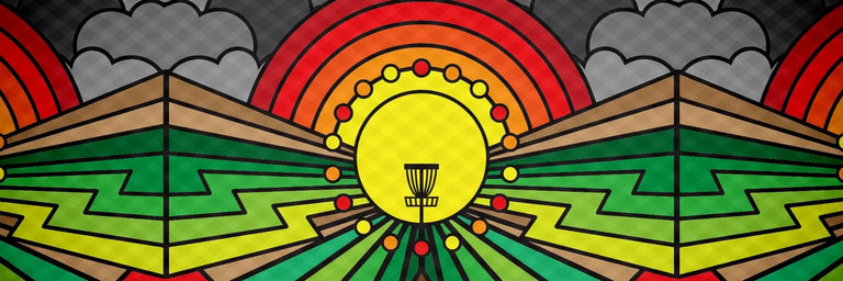 Et abstract motiv af en disc golf kruv der står i en solnedgang i et bakket landskab