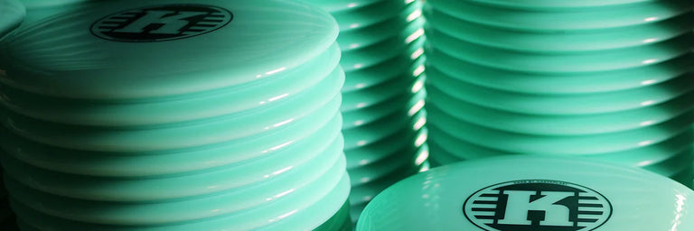 Flere stakke af mintgrønne first run Kastaplast disc golf discs