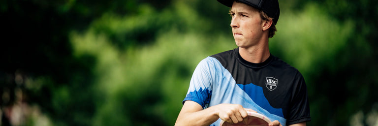 Disc golfer Kyle Klein der gør klar til at kaste sin midrange disc