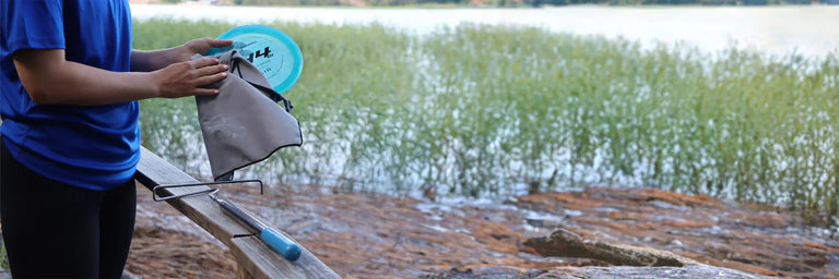 disc golf håndklæde tørrer en disc